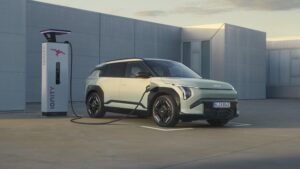Seitenansicht vom Kia EV3 an einer IONITY-Ladesäule
