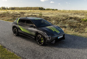 Front vom Kia EV4 Prototypen mit GT-Foliendesign