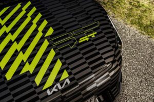 Haube vom Kia EV4 Prototypen mit GT-Foliendesign
