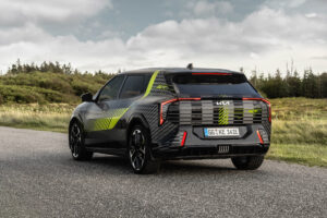Heck vom Kia EV4 Prototypen mit GT-Foliendesign