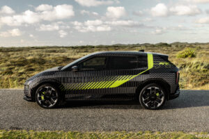 Seitenansicht vom Kia EV4 Prototypen mit GT-Foliendesign