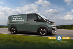 Ansicht vom Kia PV5 Cargo mit dem Weltrekord für die längste Strecke eines leichten Elektro-Nutzfahrzeugs