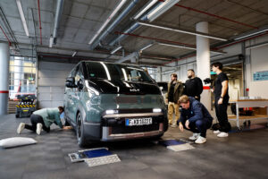 Ansicht vom Kia PV5 Cargo mit dem Weltrekord für die längste Strecke eines leichten Elektro-Nutzfahrzeugs