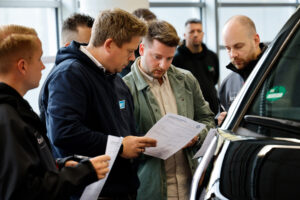 Ingenieure vom Kia PV5 Cargo mit dem Weltrekord für die längste Strecke eines leichten Elektro-Nutzfahrzeugs
