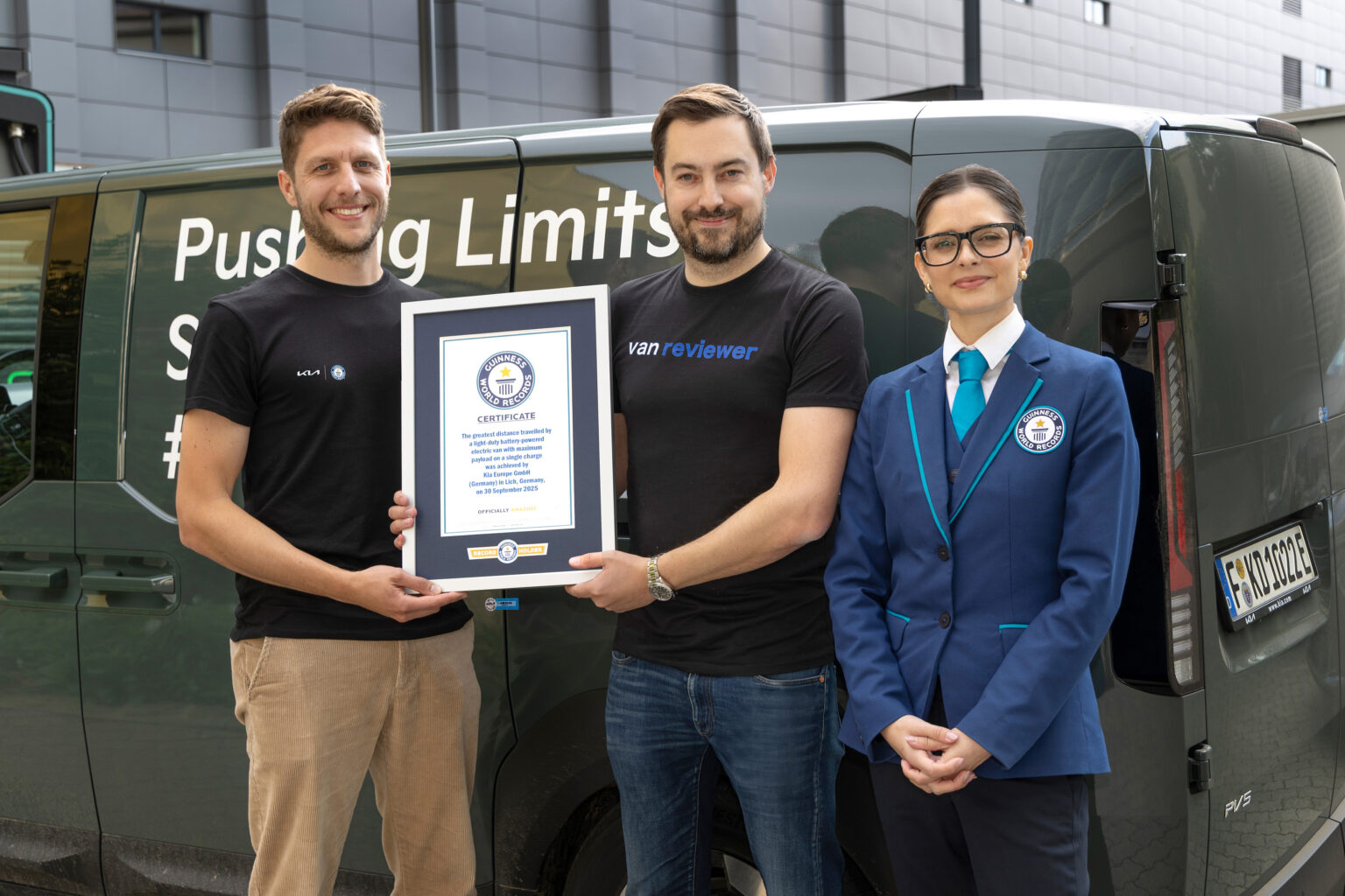 George Barrow (Mitte), Christopher Nigemeier (links) und Wertungsrichterin Joanne Brent vor dem Kia PV5 Cargo Weltrekordsfahrzeug
