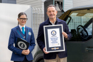 Joanne Brent und Marc Hedrich, Präsident und CEO von Kia Europe vor dem Kia PV5 Cargo Weltrekordsfahrzeug