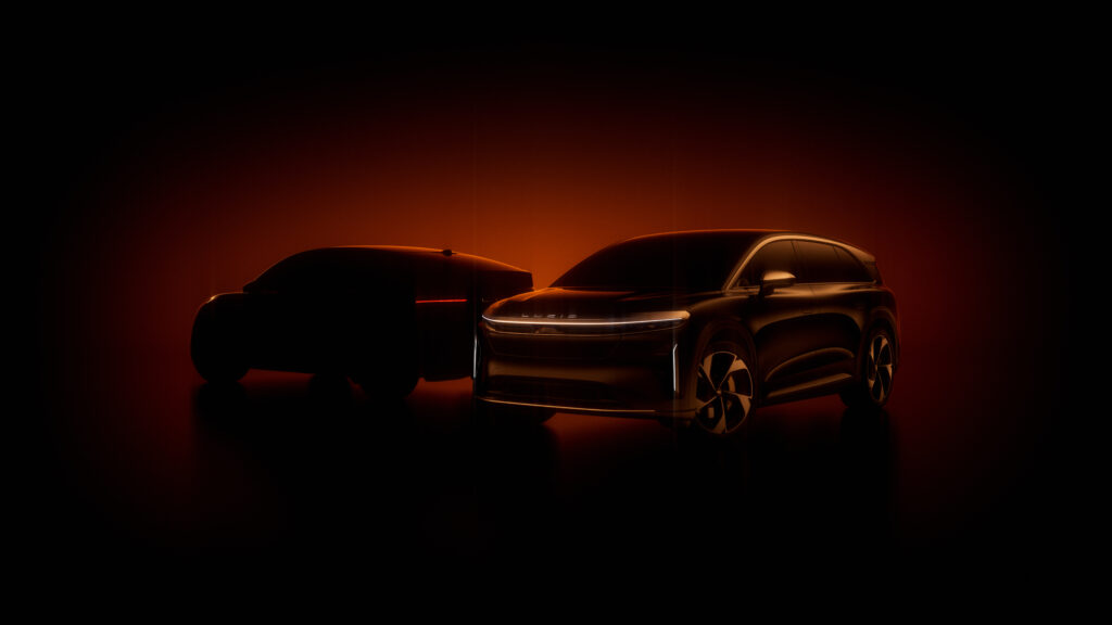 Grafik mit der Frontansicht des Lucid Gravity und ein Teaserbild des Heck vom kommenden SUV