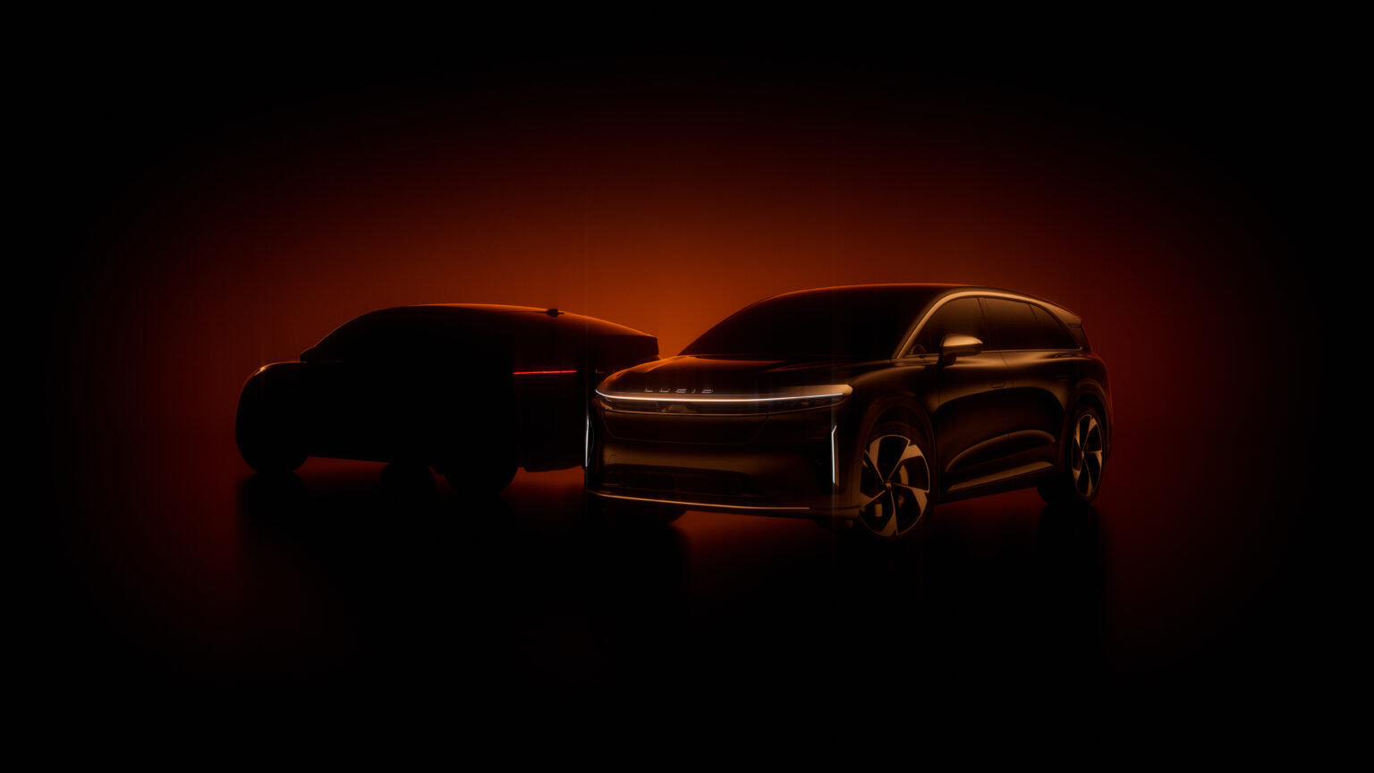 Grafik mit der Frontansicht des Lucid Gravity und ein Teaserbild des Heck vom kommenden SUV