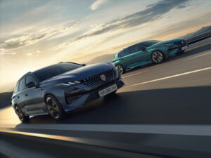 Der Peugeot E-308 und E-308 SW von vorne rechts