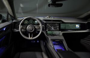 Cockpit mit Curved-Display im Porsche Cayenne Electric