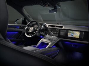 Ansicht vom Cockpit mit Ambiente-Beleuchtung (passend zur Stimmung) im Porsche Cayenne Electric