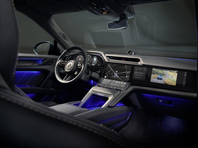 Ansicht vom Cockpit mit Ambiente-Beleuchtung (passend zur Stimmung) im Porsche Cayenne Electric