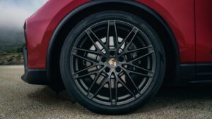 Serienmäßige 21-Zoll-Felgen beim Porsche Macan GTS