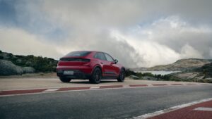 Der Porsche Macan GTS von hinten rechts