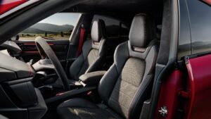 Fahrer- und Beifahrersitz im Porsche Macan GTS