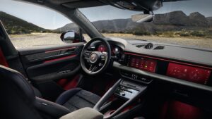 Cockpit mit Ansicht vom Bildschirm, Lenkrad und Mittelkonsole im Porsche Macan GTS