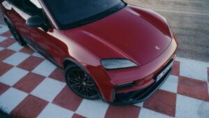 Draufsicht auf die Front des Porsche Macan GTS