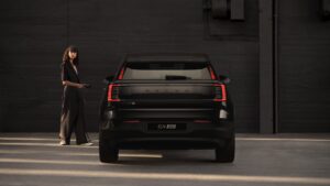Heckansicht vom Volvo EX30 Black Edition