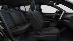 Seitliche Ansicht der Sitze und Innenraum beim Volvo EX30 Black Edition