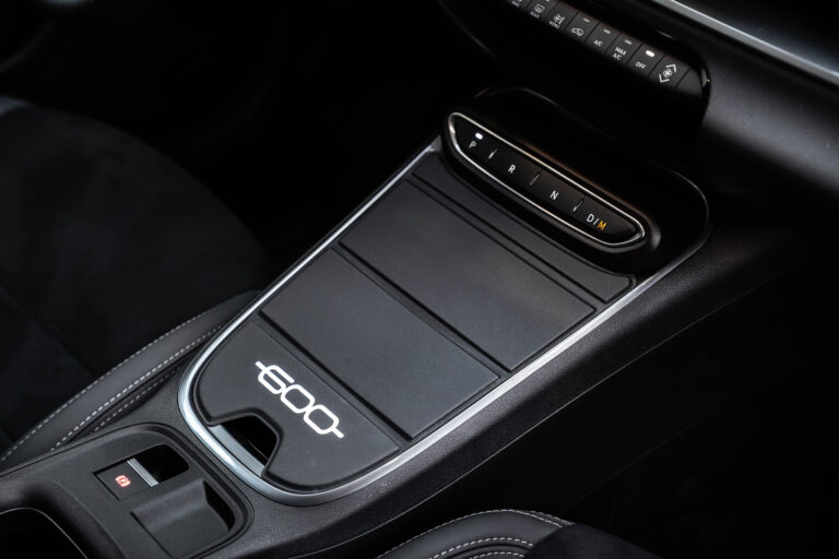 Mittelkonsole mit Chrom-Details beim Fiat 600 Sport