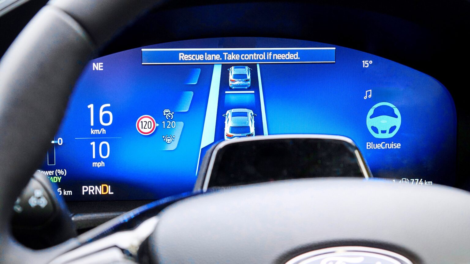 Fahrerdisplay mit Ford BlueCruise in einem Kuga