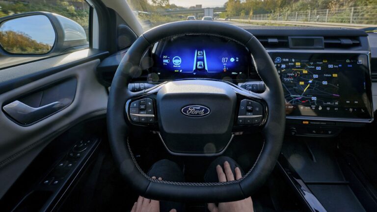 Cockpit und Ansicht vom Fahrerdisplay im Puma Gen-E mit BlueCruise-System zum Fahren ohne Hände am Lenkrad