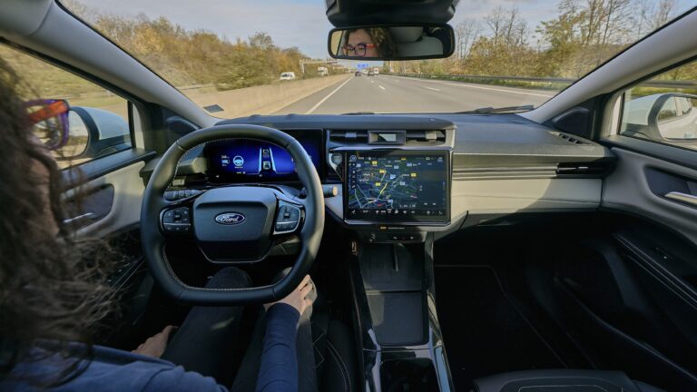 Cockpit vom Puma Gen-E mit BlueCruise-System zum Fahren ohne Hände am Lenkrad