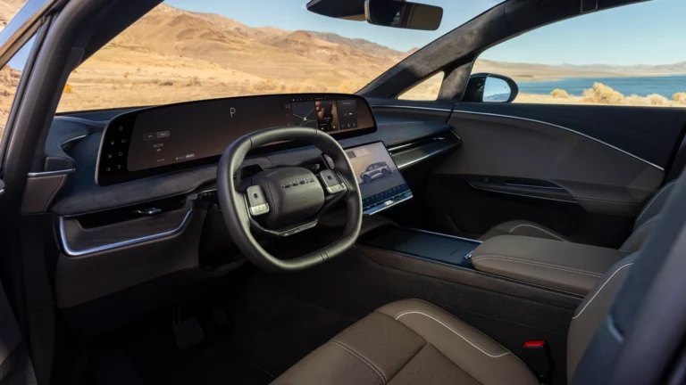 Ansicht vom Cockpit und Details im Lucid Gravity Touring