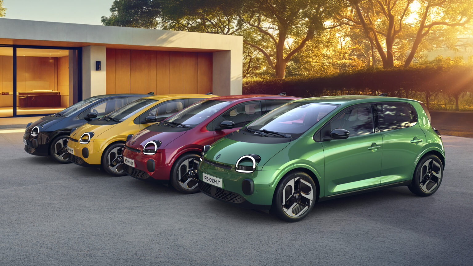 Ansicht vom Renault Twingo E-Tech Electric in den Farben Absolut-Grün, Absolut-Rot, Mango-Gelb und Black-Pearl- Schwarz