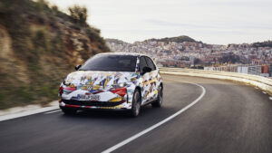 Frontansicht vom getarnten VW ID. Polo