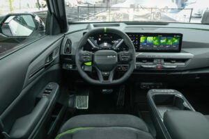 Grüne Details im Cockpit beim Kia EV5 GT (2026)