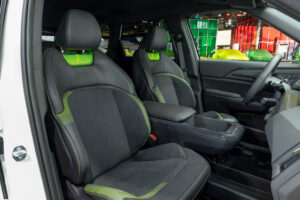 Grüne Details an den Sitzen im Kia EV5 GT (2026)