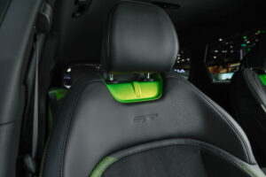 Details und Ziernähte in Grün beim Kia EV5 GT (2026)