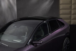 Draufsicht von vorne auf den Mazda CX-6e