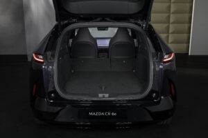 Ansicht vom Kofferraum bei umgeklappten Rücksitzen im Mazda CX-6e
