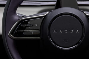 Linke Seite des Lenkrads im Mazda CX-6e