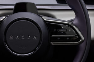 Rechte Seite des Lenkrads im Mazda CX-6e