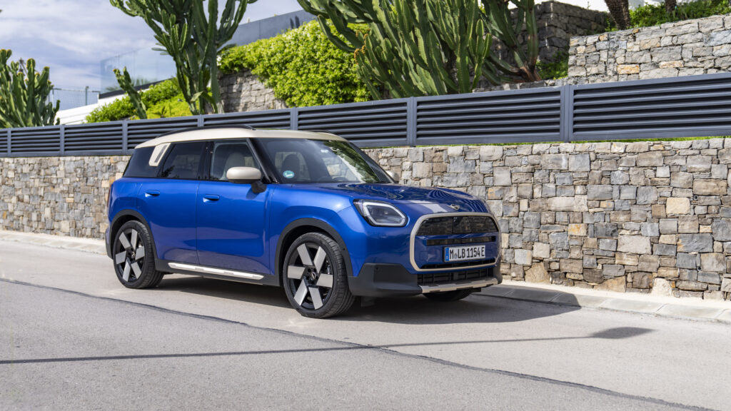 Seitenansicht vom Mini Countryman Electric