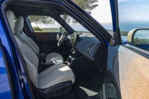 Seitenansicht vom Innenraum und Cockpit im Mini Countryman Electric