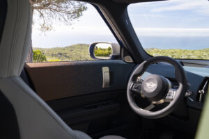 Interieur und Lenkrad im Mini Countryman Electric