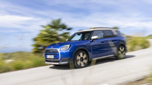 Der Mini Countryman Electric von vorne links