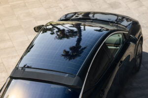 Dach vom Draufsicht auf das Nissan Ariya Konzept mit Solarpaneele