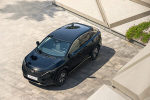 Draufsicht auf das Nissan Ariya Konzept mit Solarpaneele