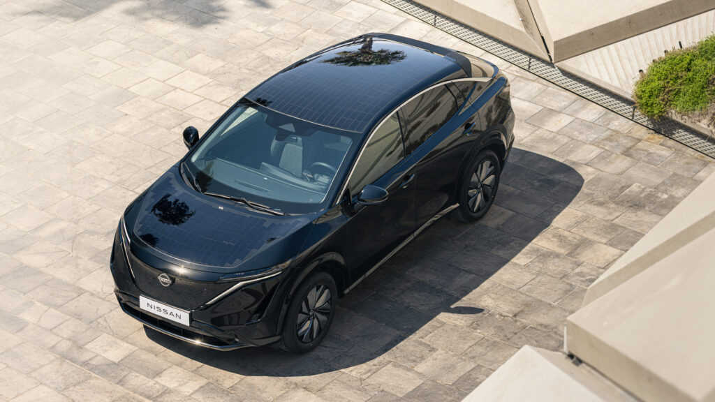Draufsicht auf das Nissan Ariya Konzept mit Solarpaneele