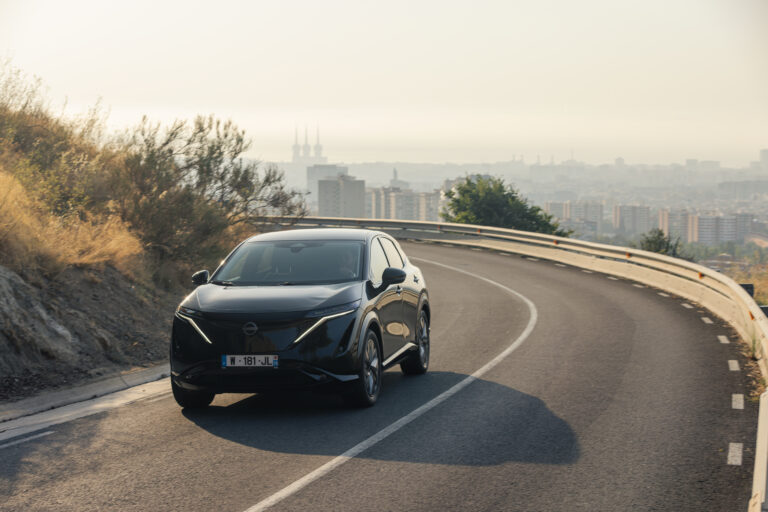 Front vom Nissan Ariya Konzept mit Solarpaneelen von Lightyear