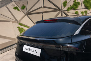 Heck vom Draufsicht auf das Nissan Ariya Konzept mit Solarpaneele