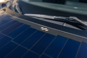 Lightyear-Logo an der Fronthaube beim Draufsicht auf das Nissan Ariya Konzept mit Solarpaneele