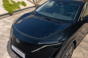 Fronthaube vom Draufsicht auf das Nissan Ariya Konzept mit Solarpaneele