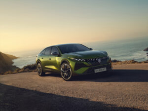 Der Peugeot E-408 (2026) von vorne rechts