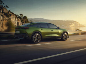 Rechte Seite vom Peugeot E-408 (2026)